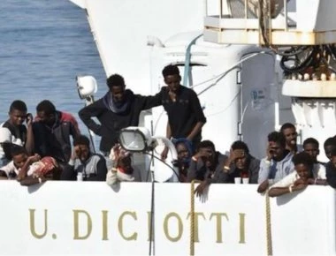 Με συμπτώματα ψώρας πρόσφυγες και μετανάστες στο πλοίο Diciotti - Δεν εγκρίνει την αποβίβασή τους η Ιταλία